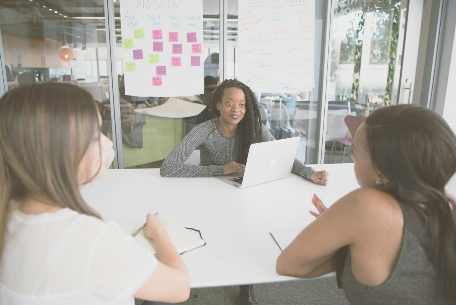 Tim Krelvix bekerja menganalisis data pasar investasi