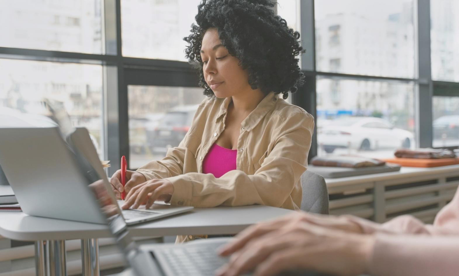 Tampilan analisis grafik investasi dengan berbagai indikator teknikal